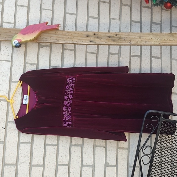 Rare Editions Velvet Dress in Burgundy with Floral Detail - Picture 5 of 10